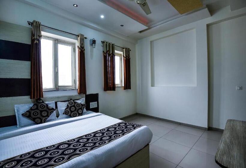 اتاق کلاسیک سه تخته, Oyo Flagship Hotel Alpine Inn