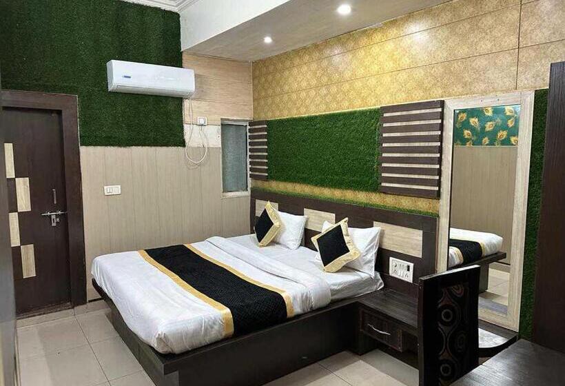 اتاق کلاسیک سه تخته, Oyo Flagship Hotel Alpine Inn