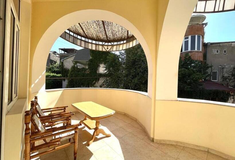 اتاق استاندارد با بالکن, Central Guesthouse