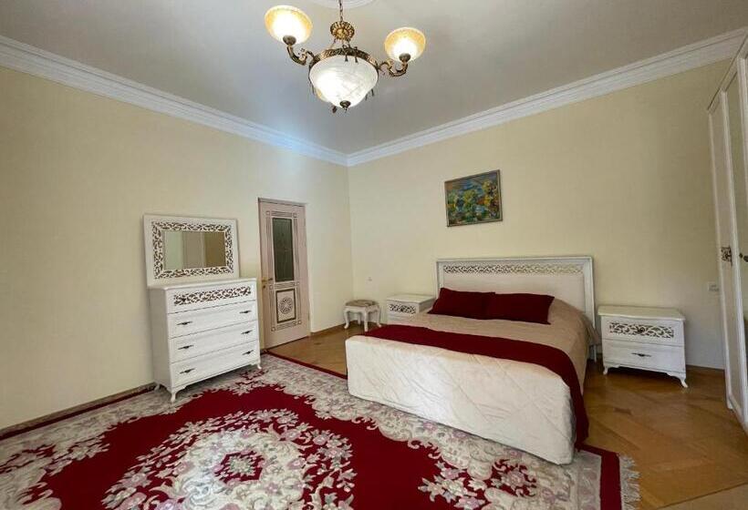 اتاق استاندارد با بالکن, Central Guesthouse