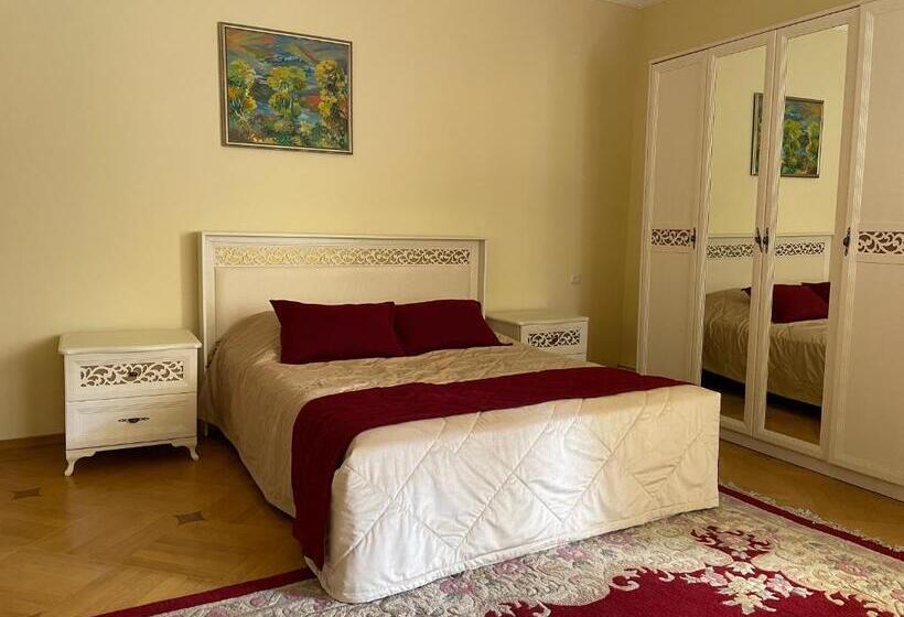 اتاق استاندارد با بالکن, Central Guesthouse