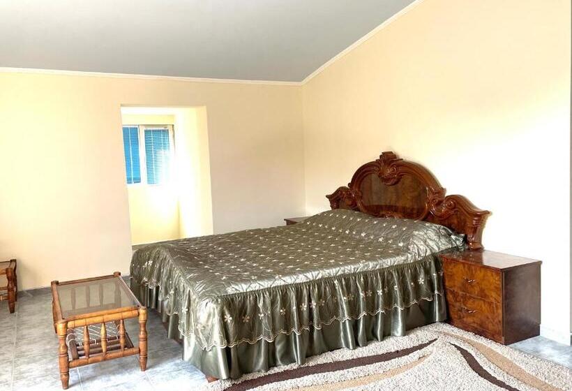 اتاق خانوادگی, Central Guesthouse