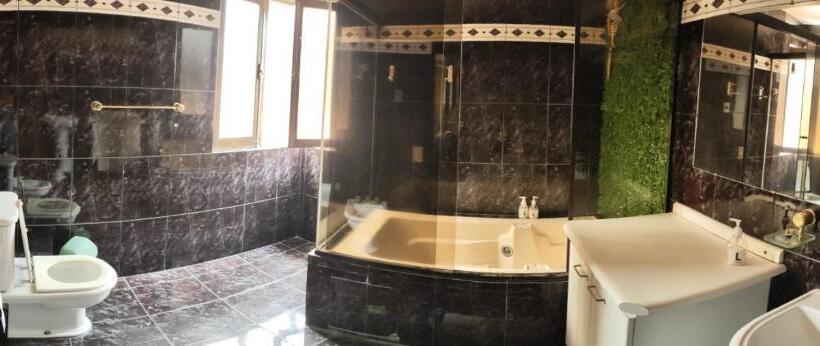 اتاق استاندارد سه نفره, Golden House Guesthouse