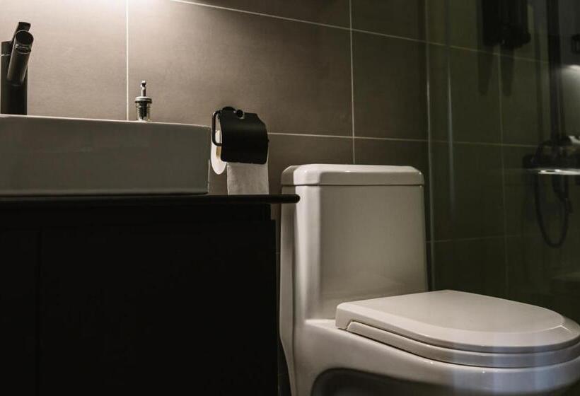 اتاق لوکس با بالکن, M Residence Hotel And Serviced Apartment