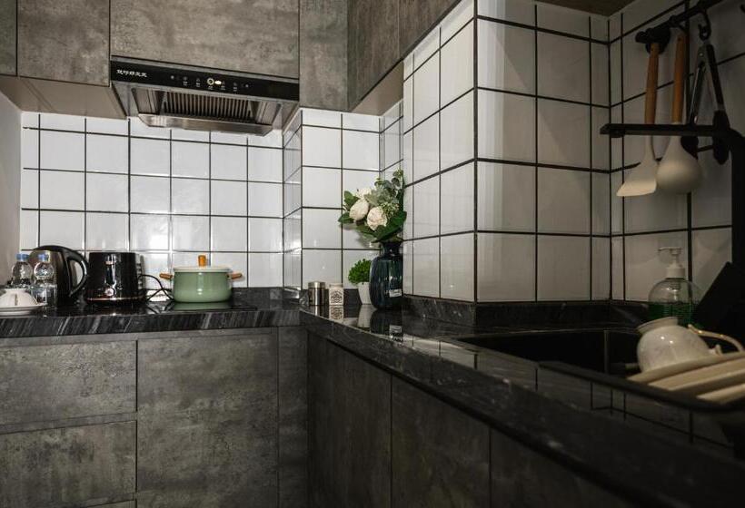 اتاق لوکس با بالکن, M Residence Hotel And Serviced Apartment
