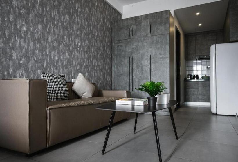 اتاق لوکس با بالکن, M Residence Hotel And Serviced Apartment
