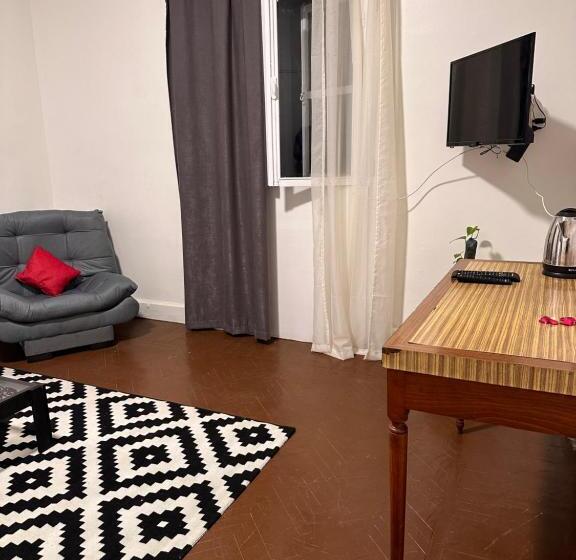استودیوی لوکس, Quiet Studio In Downtown