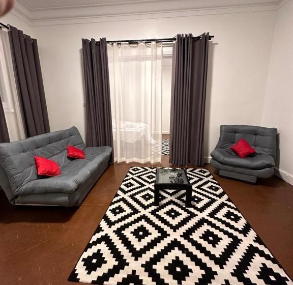 استودیوی لوکس, Quiet Studio In Downtown