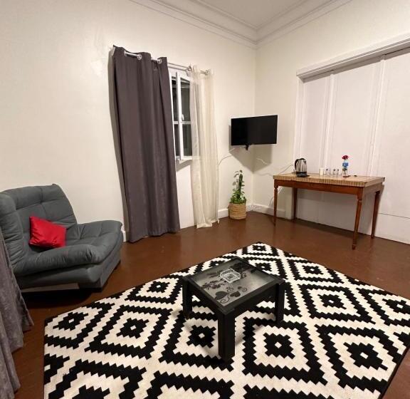 استودیوی لوکس, Quiet Studio In Downtown