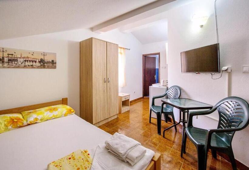استودیوی استاندارد, Guest House Lotos