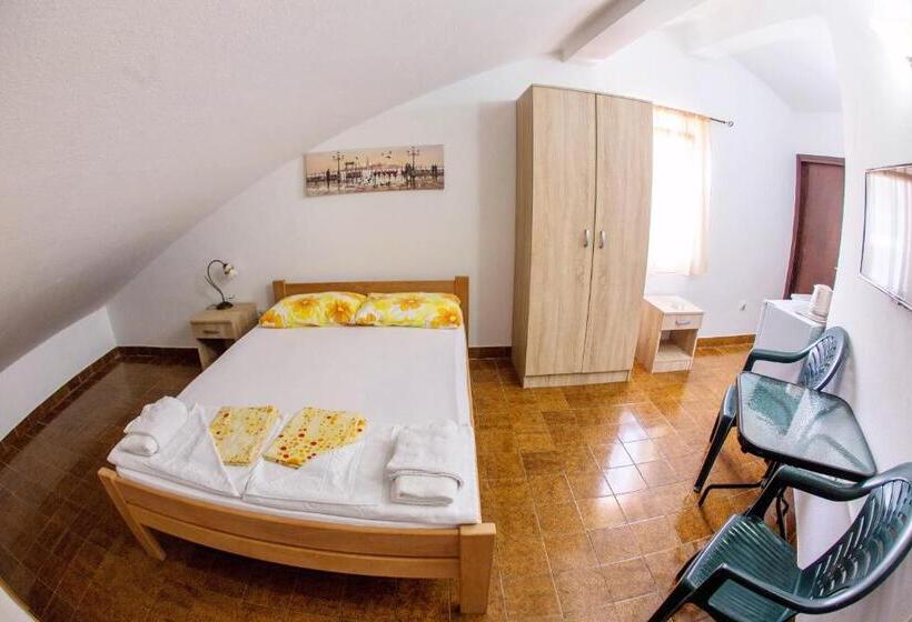 استودیوی استاندارد, Guest House Lotos