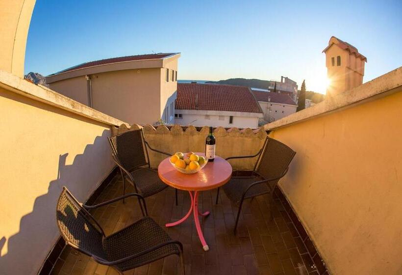 اتاق استاندارد سه نفره, Guest House Lotos