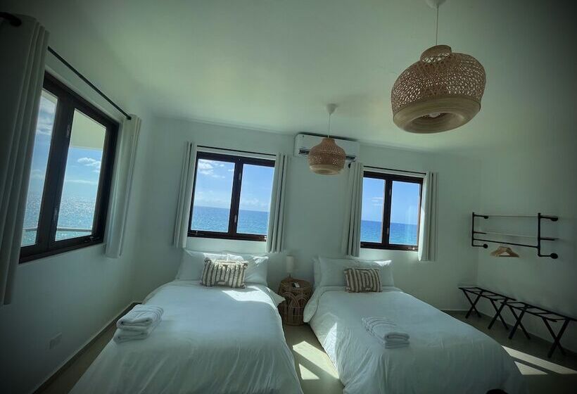 اتاق لوکس با چشم‌انداز, Corcega Beachfront Suites