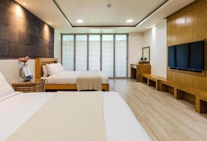 اتاق استاندارد چهار تخته با چشم‌انداز دریا, Sun And Moon Resort