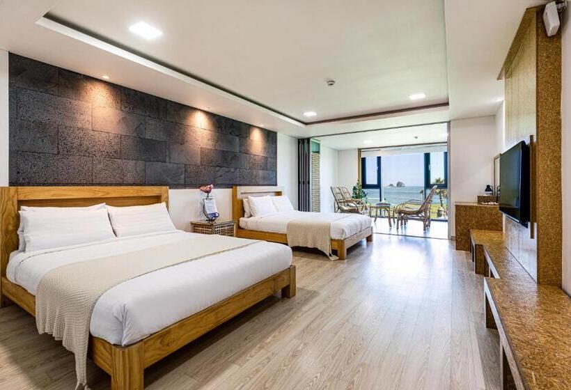 اتاق استاندارد چهار تخته با چشم‌انداز دریا, Sun And Moon Resort