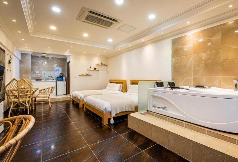 سوییت لوکس, Sun And Moon Resort