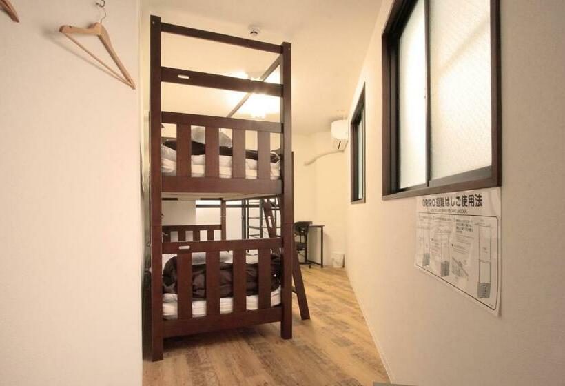 اتاق استاندارد با تخت‌های تاشو, Toyotaya Hostel