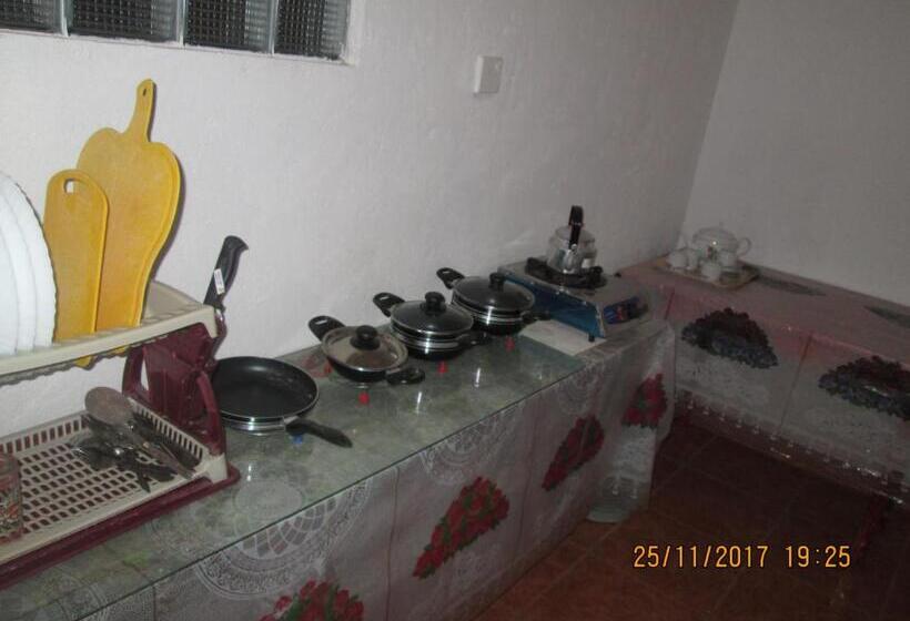 اتاق خانوادگی, Ariyawansa Guest House