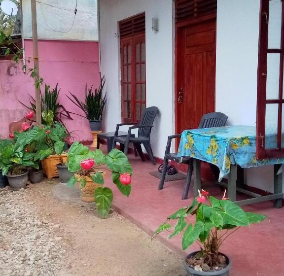 اتاق خانوادگی, Ariyawansa Guest House