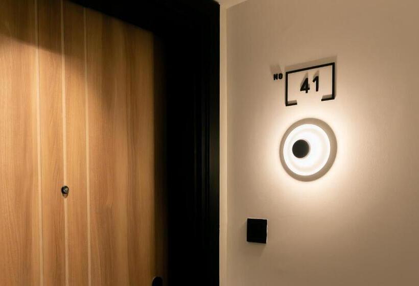 استودیوی استاندارد, The Sacha Apart Hotel Thonglor