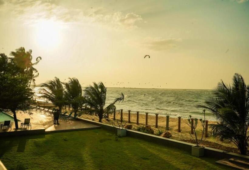 اتاق خانوادگی, Hiru Beach Resort