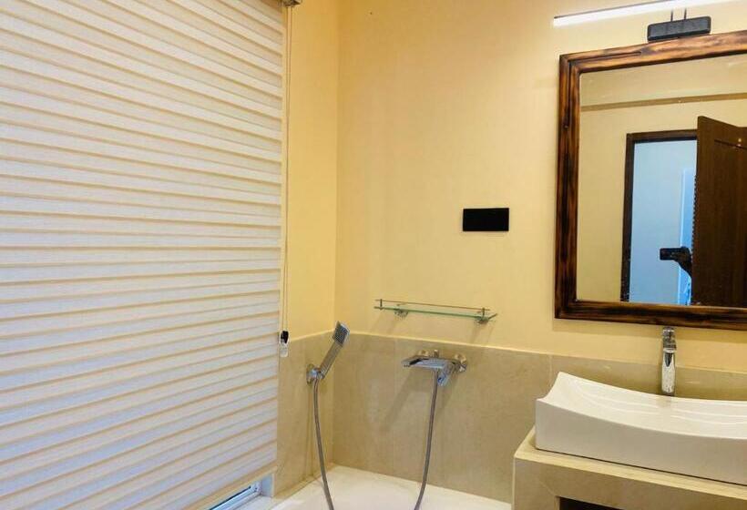 اتاق لوکس, Hiru Beach Resort