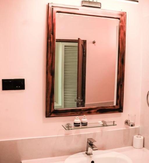 اتاق لوکس, Hiru Beach Resort