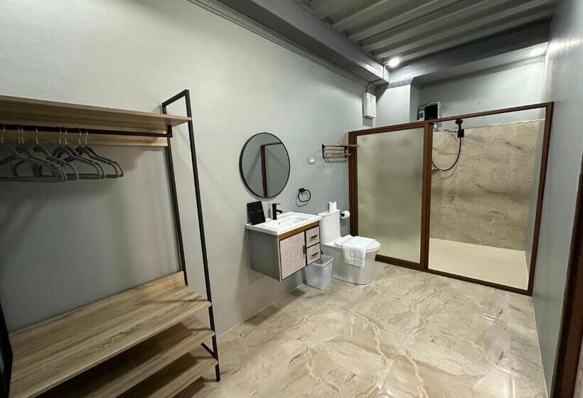 غرفة عائلية ذات إطلالة جانبية على البحر, Lawson’s Beach Resort