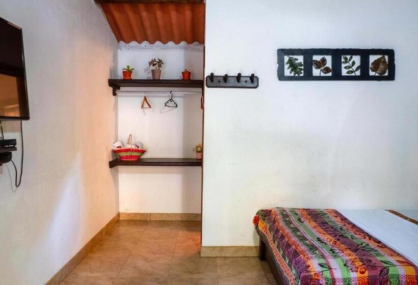 اتاق استاندارد سه نفره, Y Restaurante La Cachamera