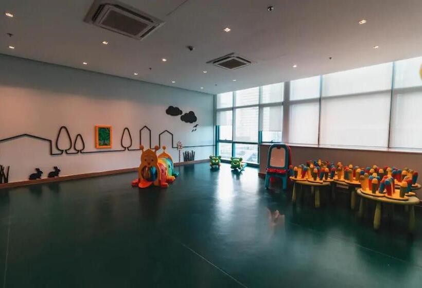 استودیو استاندارد با چشم‌انداز استخر, One Uptown Residence Bgc