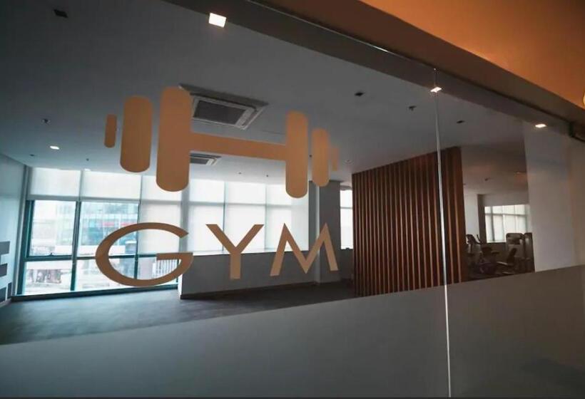 استودیو استاندارد با چشم‌انداز استخر, One Uptown Residence Bgc