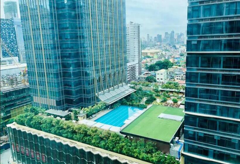 استودیو استاندارد با چشم‌انداز استخر, One Uptown Residence Bgc