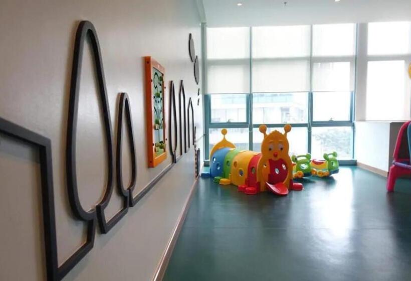 استودیو استاندارد با چشم‌انداز استخر, One Uptown Residence Bgc