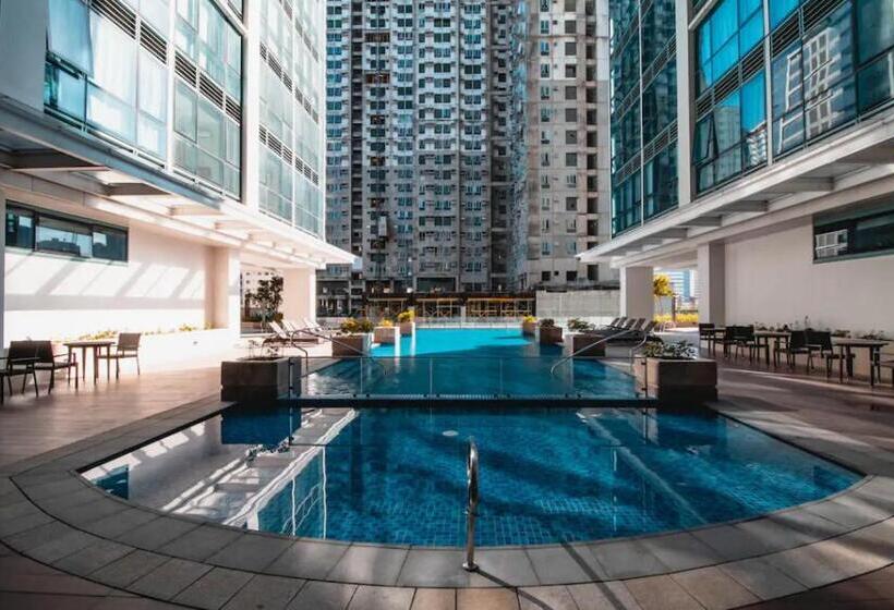 استودیو استاندارد با چشم‌انداز استخر, One Uptown Residence Bgc
