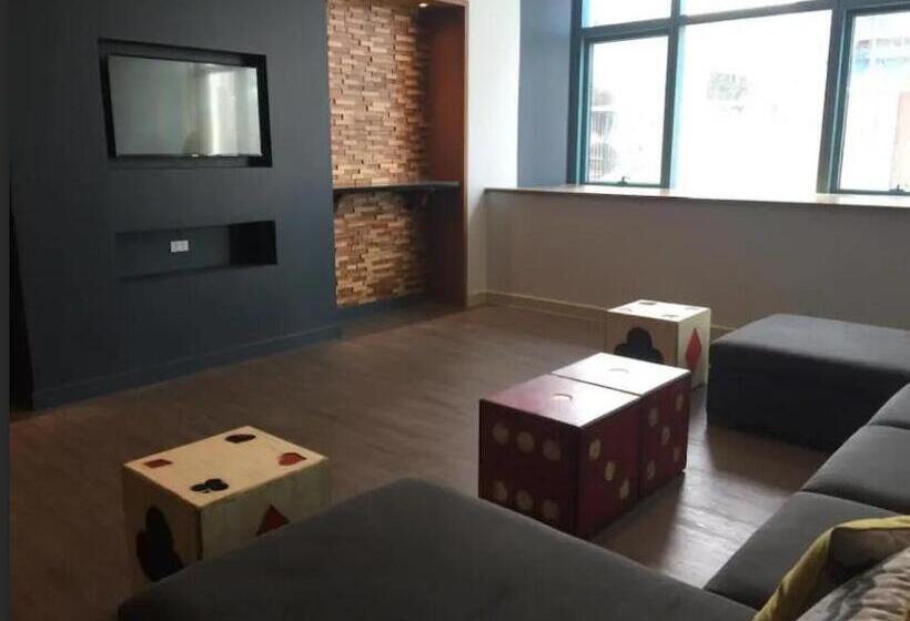 استودیو استاندارد با چشم‌انداز استخر, One Uptown Residence Bgc