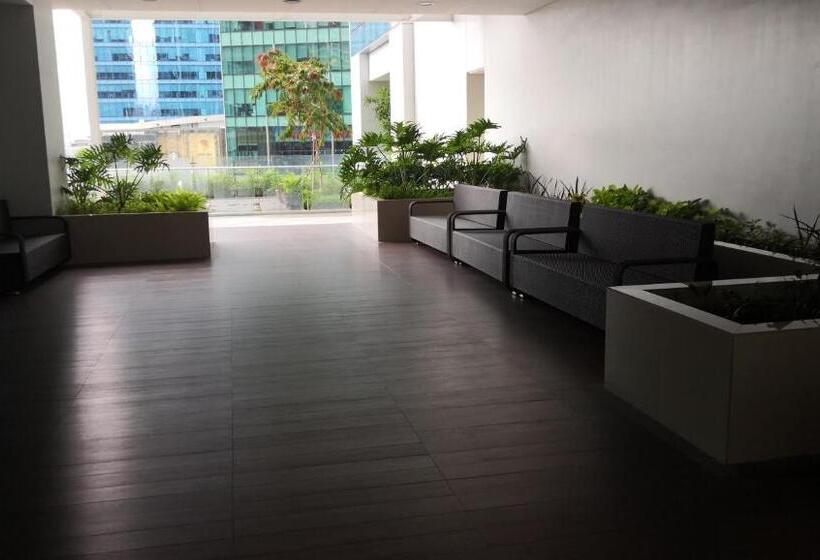 استودیو استاندارد با چشم‌انداز استخر, One Uptown Residence Bgc