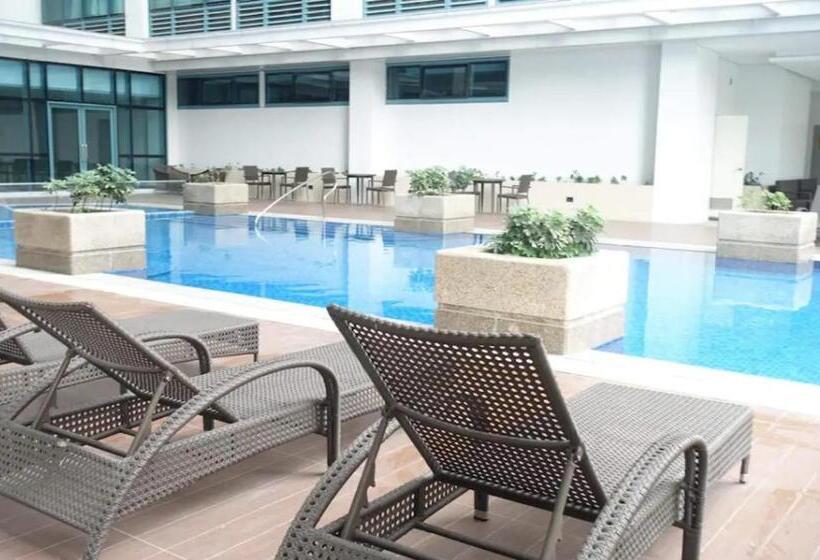 استودیو استاندارد با چشم‌انداز استخر, One Uptown Residence Bgc