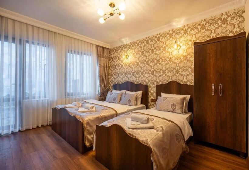 Economy Triple Room, Harbor House