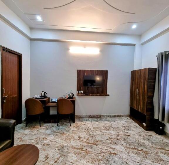سوئیت با چشم‌انداز رودخانه, Sangam View