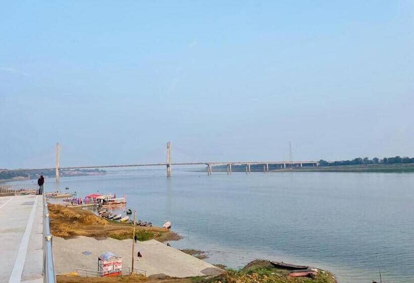 سوئیت با چشم‌انداز رودخانه, Sangam View