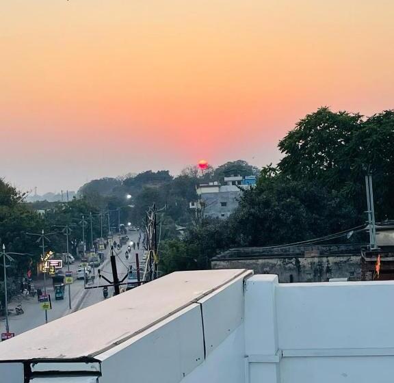 سوئیت با چشم‌انداز رودخانه, Sangam View