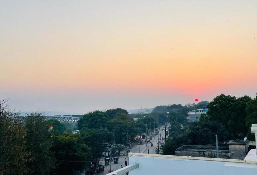 سوئیت با چشم‌انداز رودخانه, Sangam View
