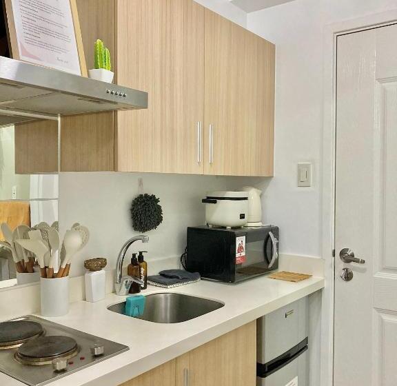 استودیو استاندارد با بالکن, The Residences At Commonwealth Quezon City By Snazzy Staycation