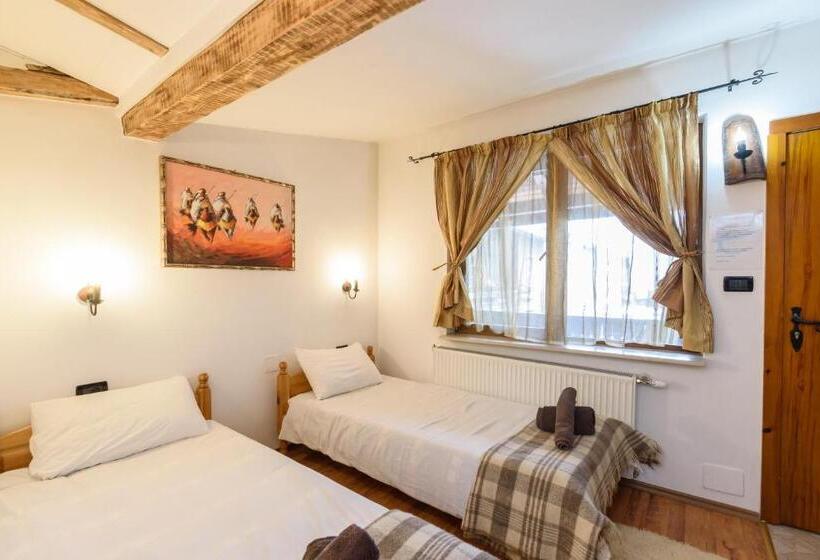 اتاق استاندارد سه نفره, Chalet Garibaldi   Total Chalets   Fully Catered