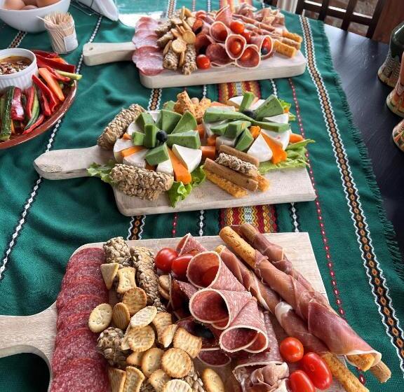 اتاق استاندارد سه نفره, Chalet Garibaldi   Total Chalets   Fully Catered