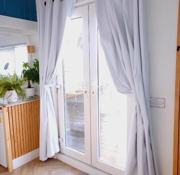 اتاق استاندارد, The Wee Tiny Home