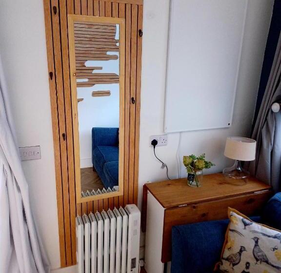 اتاق استاندارد, The Wee Tiny Home
