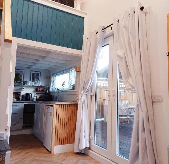 اتاق استاندارد, The Wee Tiny Home