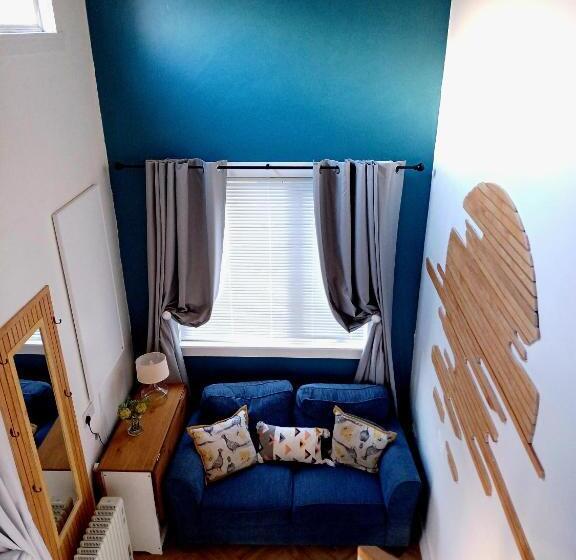 اتاق استاندارد, The Wee Tiny Home