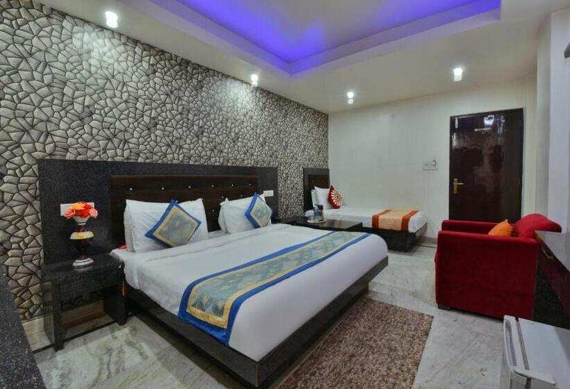 اتاق لوکس خانوادگی, Noida International   Opposite Mercedes Showroom Noida Sector 11